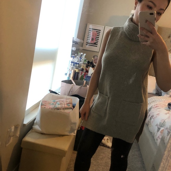 🔴 4/$20 Bundle:gray sleeveless turtleneck sweater - Picture 3 of 3